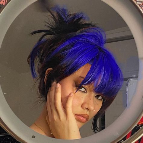 Wispy Bangs Colored Hair, Hair Dye Roots Only, Blue Fringe Hair, Ghost Roots Hair Dye, Blue Roots Hair, Colorblock Bangs, Purple Ghost Roots, Root Dyed Hair, Shoulder Length Hair Dyed