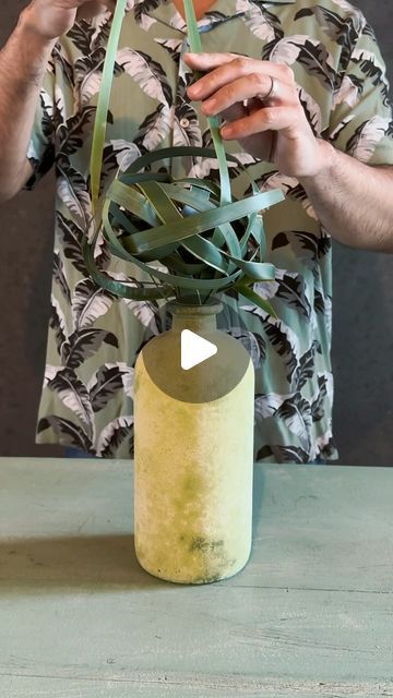 L E O P O L D O  G O M E Z • Master Florist on Instagram: "Leaves as a floral mechanic?  Cheap, simple, easy, fast all the advantages it has.  In this one phormium is the base of the construction that helped me later to keep flowers in position.  No excuse to not try techniques that will offer something different to the flower customers." Floral Arrangements Diy Tutorials, Cheap Flower Arrangements, Easy Flower Arrangements Diy, Flower Mechanics, Minimalist Flower Arrangement, Easy Floral Arrangements, Floristry Techniques, Floral Mechanics, Flax Weaving