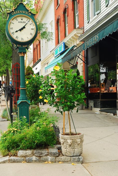 15 Best Places to Live in Connecticut - The Crazy Tourist Connecticut Aesthetic, Geometric Clock, Square Clock, Minimalist Clock, Connecticut Travel, Gold Wall Clock, Greenwich Connecticut, Luxury Clock, Art Deco Clock