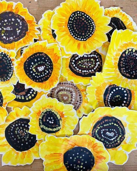 Reception sunflowers🌻 thanks for the idea @paintedpaperart #arteducation #earlyyearsart #eyfs #eyfsartideas #sunflowerart | Instagram September Art, Art Education Projects, First Grade Art, Spring Art Projects, Kindergarten Art Projects, Fall Art Projects, Kids Art Class, Ideas For Easter, Elementary Art Projects