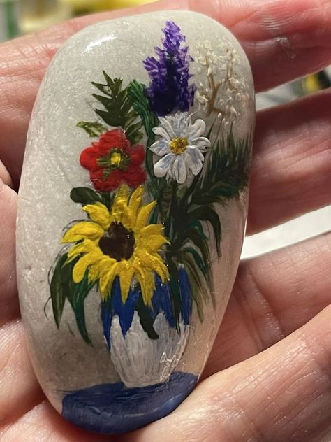 Rock Painting Nature, Painted River Rocks Ideas, Painting Flowers On Rocks, Rock Art Ideas River Stones, Butterfly Rocks, Vase Full Of Flowers, Rock Collage, Happy Emoticon, Rockery Garden