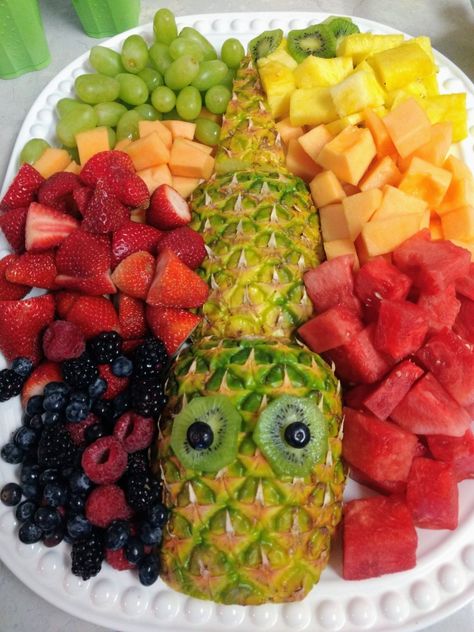 Alligator themed fruit platter. I used two pinapples to be able to cut more fruit out, but could be done with one. I cut a 'V' shape from the middle of one pineapple and used the wedge for the tail. The body and head are the two sides lying flat on the tray. Kiwi and blueberries for eyes. Crocodile Fruit Platter, Fruit Platter Animals, Jungle Fruit Platter, Safari Appetizers Jungle Party, Animal Themed Fruit Tray, Mardi Gras Fruit Tray, Lion King Fruit Platter, Safari Birthday Party Snacks, Turtle Fruit Platter