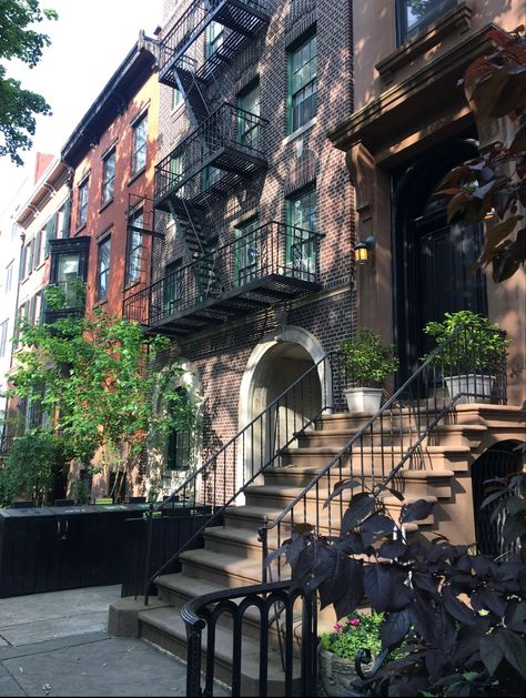 Downtown Brooklyn Apartment, Nyc Brownstone Aesthetic, New York City Brownstone, Brooklyn Heights Apartment, Brooklyn Asethic, Brownstone Homes Interior, Brooklyn Core Aesthetic, New York Brownstone Interior, Brooklyn Ny Aesthetic