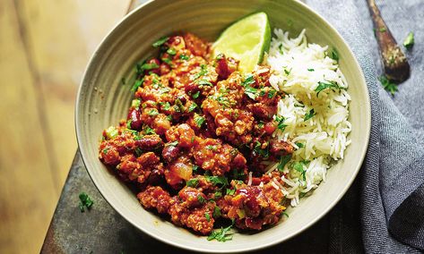 This dish will serve a small army so throw any leftovers in the freezer and eat later in the week. Chicken Mince Recipes, Bodycoach Recipes, Joe Wicks Lean In 15, Joe Wicks Recipes, Chilli Con Carne Recipe, Con Carne Recipe, Chicken Mince, Joe Wicks, Body Coach