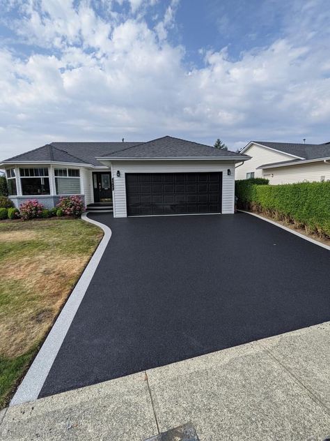 Driveway Ideas Cheap, Blacktop Driveway, Tarmac Driveways, Small Backyard Decks, Driveway Edging, Modern Driveway, Paving Ideas, Asphalt Driveway, Driveway Paving