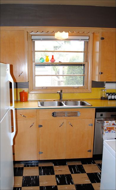 1950s Mid Century Portland Ranch Kitchen by American Vintage Home, via Flickr 1950s Kitchen Flooring, Painting 1950s Kitchen Cabinets, Mid Century Ranch Kitchen, 1950s Kitchen Sink, 50s Refrigerator, 1950 Kitchen, 1950 Refrigerator, Cottage Kitchen Cabinets, Retro Homes