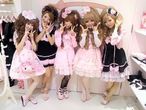 really miss this brand most of all. Gyaru Subcultures, Hime Gyaru, 일본 패션, Kei Fashion, Gyaru Fashion, Japanese Street Fashion, Sweet Lolita, J Fashion, Kawaii Clothes