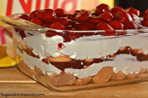 cheesecake lasagna cherry Peanut Butter Cookie Lasagna, Cookie Lasagna, Lasagna Dessert, Desserts Nutella, Cheesecake Cookie, No Bake Cherry Cheesecake, Smores Dessert, Cheesecake Mix, Cherry Cheesecake