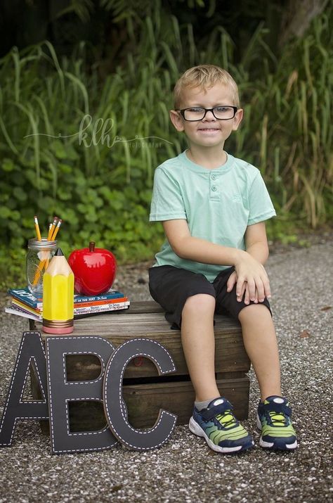 Preschool Photoshoot School Portraits, Back To School Outdoor Photography, Daycare School Pictures, 1st Day Of School Photoshoot, Simple Back To School Photoshoot, Elementary School Pictures, Preschool Back To School Picture Ideas, Photo School Ideas, Preschool Class Photo Ideas