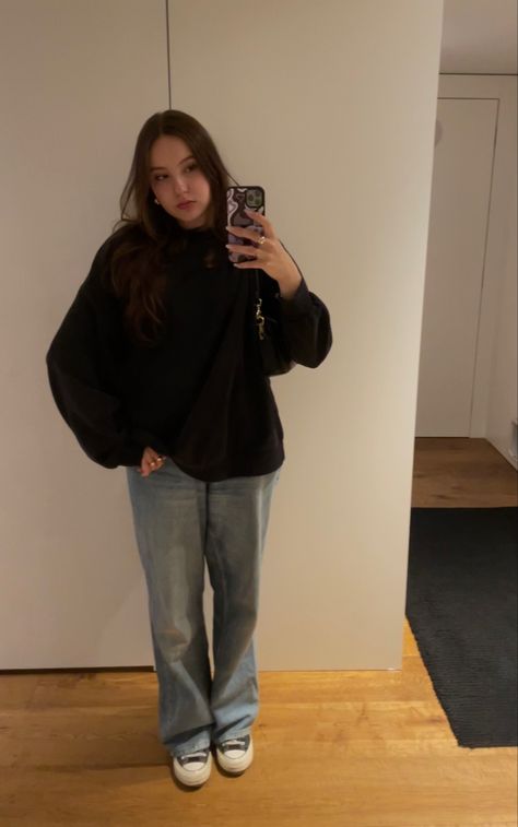 ⭐️| classic oversize black crewneck jeans converse outfit Black Skinning Jeans Outfit 2024, Black Sweater And Jeans Outfit, Crewneck And Jeans Outfit, Converse Black Outfit, Crewneck With Jeans, Black Crewneck Outfit, Jeans Converse Outfit, Fits With Converse, Crewneck And Jeans