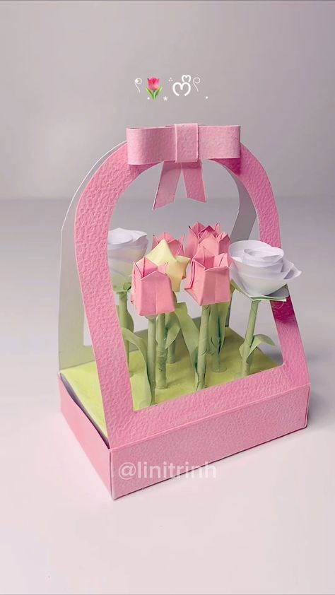 DIY Paper Flower Making Creative Ideas For Cards, Paper Template Craft, Mother Gift Ideas Diy, Things To Make For A Birthday Present, Cute Box Decorating Ideas, Cute Paper Bouquet, Gift Flowers Ideas, Crafts Cute Paper, Diy Flower Gift Ideas