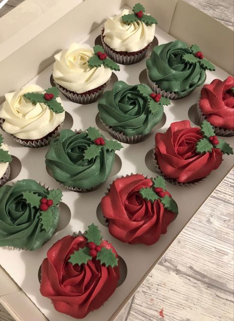 Christmas Desert Decorations, Christmas Theme Cupcakes Decorating Ideas, Aesthetic Christmas Cupcakes, Winter Decorated Cupcakes, Xmas Cupcakes Decoration, Holiday Themed Cupcakes, Christmas Cupcakes Aesthetic, Christmas Theme Cupcakes, Elegant Christmas Cupcakes