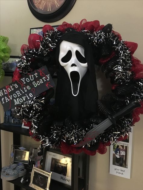 Scream mesh wreath scary movie Scream Christmas Tree, Scary Movie Wreath, Scream Movie Bathroom, Scream Halloween Wreath, Ghostface Halloween Decor, Horror Movie Outdoor Decorations, Scream Movie Decorations, Freddy Krueger Wreath Diy, Ghost Face Door Decoration