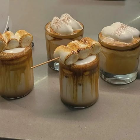 Marshmallow Drink, Coffee Winter, Aesthetic Drink, Pinterest Food, Autumn Food, Drink Aesthetic, Sweet Drinks, Winter Drinks, Warm Food