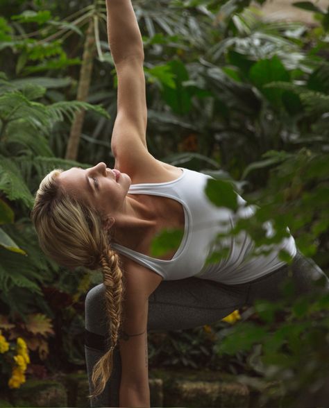 Yoga In Jungle, Jungle Photos, Yogi Style, Fitness Attire, Bar Method, Ayurveda Yoga, Yoga Gear, Staying Fit, Outdoor Yoga