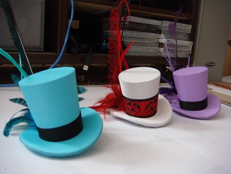 Mini top hat tutorial   --I saved the instructions for these ages ago. I still want to make them someday, for a wedding or anything else.-- Mad Hatter Top Hat, 3d Templates, Mad Hatter Party, Hat Tutorial, Mad Hatters, Mini Top Hat, Idee Cosplay, Offbeat Bride, Top Hats