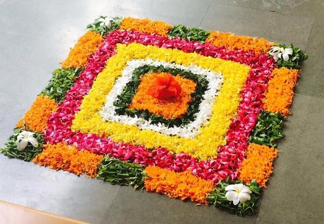 Square Pookalam Design, Square Flower Rangoli, Rangoli Square Designs, Square Rangoli Design For Diwali, Square Rangoli Design, Rangoli From Flowers, Flower Rangoli Designs Simple, Square Rangoli, Flower Rangoli Designs