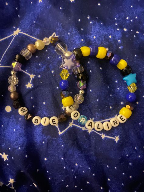 Coraline Matching Necklaces, Ellie's Bracelet The Last Of Us, Matching Words For Bracelets, Coraline Clay Bead Bracelet, Bracelets Ideas For Couples, Matching Coraline Bracelets, Coraline Beaded Bracelet, Coraline Jewelry Diy, Bracelet Ideas Bf And Gf