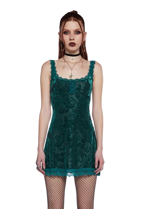 base 70s Edgy Style, Practical Magic Jillian Outfits, Practical Magic Roof Scene, Gillian Practical Magic Outfits, O Ring Dress, Practical Magic Halloween Costume, Practical Magic Costume, Green Witch Fashion, Practical Magic Fashion