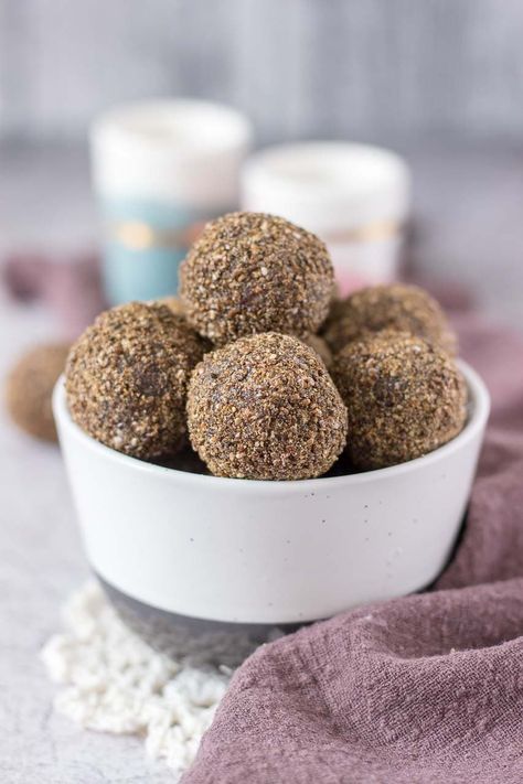 Chewy and sweet, these Gingerbread Energy Balls are perfect little powerballs loaded with SUPERFOODS. The perfect healthy snack to fuel your day. And perfect Holiday treat! Vegan Holiday Desserts, Clean Sweets, Energy Balls Healthy, Energy Food, Christmas Eats, Chia Seed Recipes, Power Balls, Bliss Balls, Healthy Treat