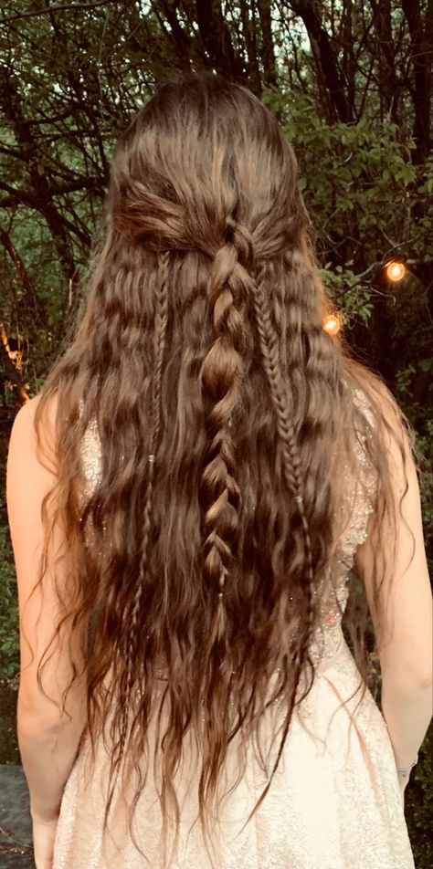 Hair Styles Aesthetic Braids, Bohemian Long Hairstyles, Braided Beach Hair, Long Hair Braids Aesthetic, Prom Hair For Wavy Hair, Long Hippy Hairstyles, Folklore Inspired Hairstyles, Braid Beach Waves, Beach Hair With Braids