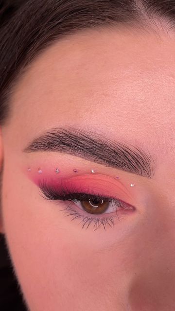 Make Up For Festival Music, Makeup Ideas For Dance Competition, Festival Makeup Eyes, Flower Rhinestone Makeup, Make Up Karakter Simple, Carnival Makeup Ideas Easy, Six The Musical Makeup, Makeup Karakter Simple, Dance Show Makeup