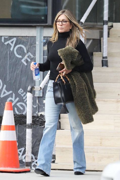 Jennifer Aniston Winter Style, Jennifer Anniston Style, Flare Jeans Outfit, Black Flare Jeans, Jennifer Aniston Style, Jenifer Aniston, Fall 2014 Fashion, Black Turtleneck Sweater, Well Dressed Women