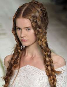 ramos y tocados medievales.... Alexander Mcqueen Runway, Medieval Hairstyles, Runway Hair, Fantasy Hair, Hot Hair Styles, Medieval Fashion, Hair Reference, Long Braids, Plaits