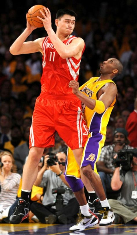 Yao Ming Yao Ming, Nba Funny, Kobe Bryant Pictures, Kobe Bryant Black Mamba, Basketball Birthday, Sport Nutrition, Basketball Funny, Nba Pictures, Nba Legends