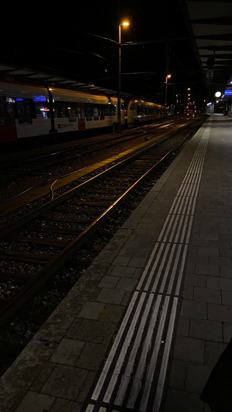 Station Aesthetic Train, Train Photo Aesthetic, Trains At Night, Train At Night Aesthetic, Train Station Pics, Train Station Aesthetic Night, Train Station At Night, Dark Train Aesthetic, Train Astethic