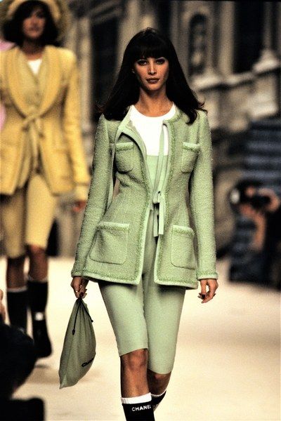 Chanel Fall 1994 Ready-to-Wear Collection - Vogue Christy Turlington Chanel, Chanel 1994, Clueless Fashion, Chanel Runway, 90s Runway Fashion, Clueless Outfits, 90s Supermodels, Christy Turlington, Contemporary Outfits