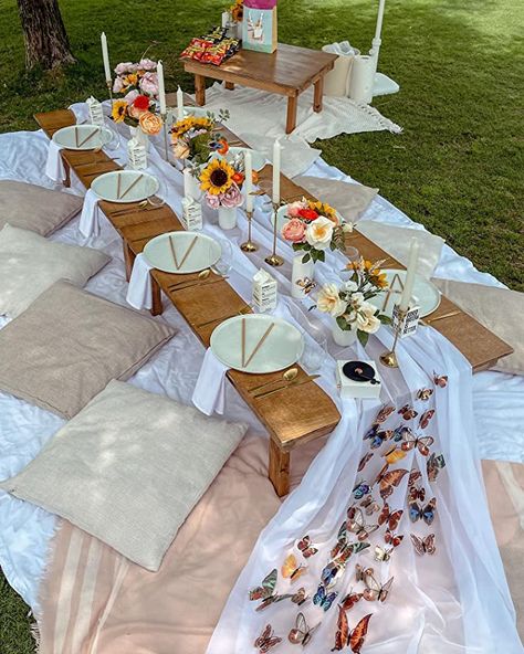 Thanksgiving Dinner Aesthetic, Friendsgiving Theme Ideas, Simple Thanksgiving Dinner, Thanksgiving Tablescapes Simple, Tablescapes Simple, Bridal Picnic, Holiday Decor Modern, Aesthetic Dinner Party, Thanksgiving Table Settings Elegant