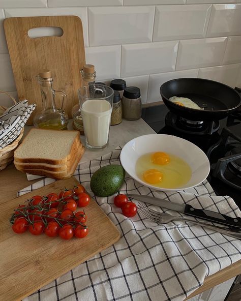 Make Breakfast Aesthetic, Morning Cooking Aesthetic, Morning At Home Aesthetic, Breakfast Morning Aesthetic, Aesthetic Egg Breakfast, Cozy Breakfast Aesthetic, Healthy Breakfast Aesthetic Mornings, Sunday Breakfast Aesthetic, Eating Breakfast Aesthetic