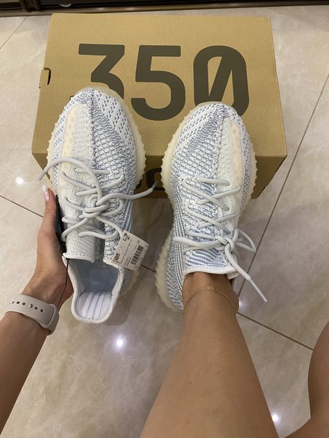 Yeezy 350 Cloud White, Yeezy Outfit Women, Yeezy White, Sneaker Heads, Yeezy Outfit, 350 Boost, Yeezy 350, Hype Shoes, Shoe Inspo