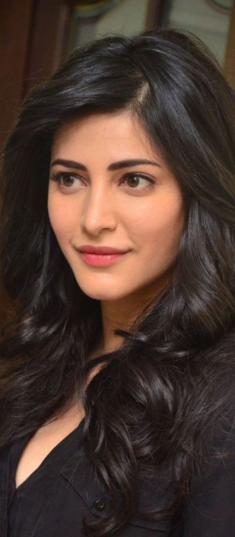 Shruti Hasan, Famous Indian Actors, Shruti Hassan, Juicy Lips, Indian Beauty Saree, Body Goals, Bollywood Actress, Beautiful Images, Actors & Actresses