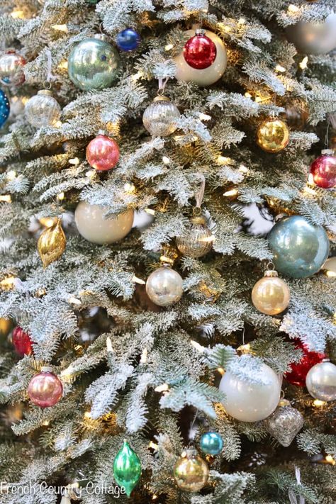 Baroque Christmas Tree, Antique Christmas Tree Ideas, Vintage Christmas Tree Ideas, French Country Christmas Tree, Old World Christmas Tree, Anthropologie Christmas Tree, French Christmas Tree, Paradise Decor, Vintage Inspired Christmas Tree