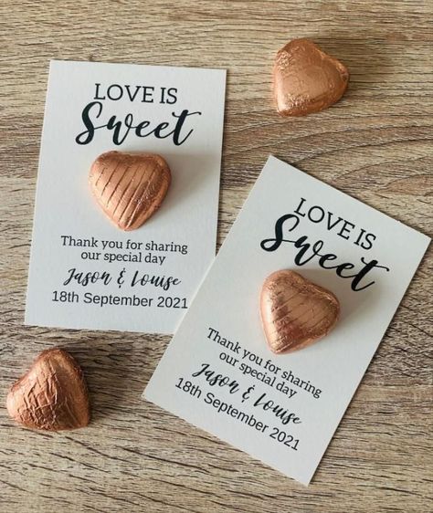 Love is sweet heart shaped chocolate wedding favours Cheap Wedding Favours, Budget Wedding Favours, Biscuit Wedding Favours, Witchy Wedding, Sweet Wedding Favors, Heart Wedding Favors, Chocolate Wedding Favors, Cheap Favors, Door Gift