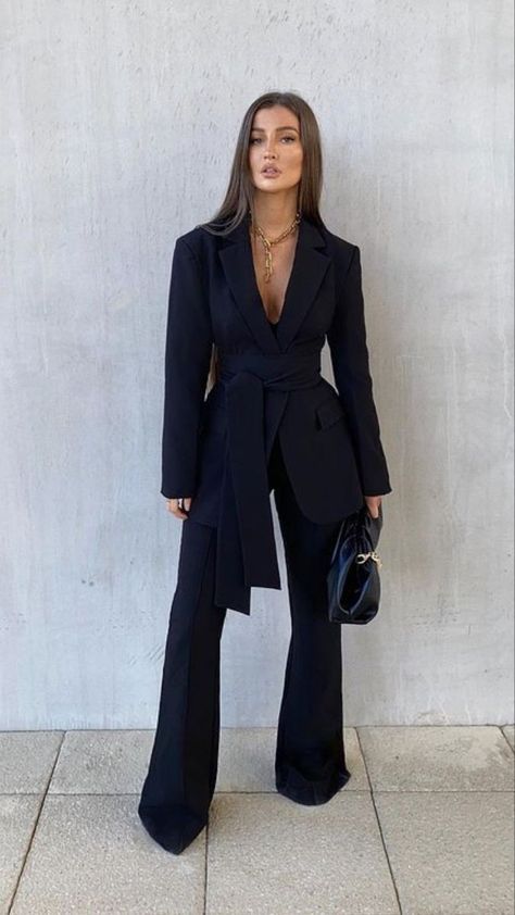 Elegant Formal Suits For Women, Winter Fits Going Out, Classy Going Out Outfits Night Chic, Airport Outfit Elegant, Queen Of The South Outfits, Suit Look Women, Buissnes Casual Outfit Woman, Event Planner Outfit Ideas, Prom Suits Women Elegant