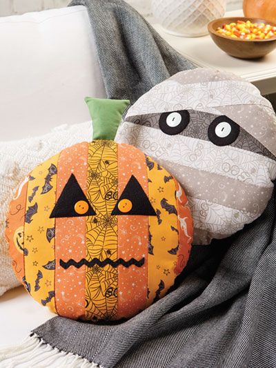 Mummy Pillow, Halloween Sewing Projects, Halloween Quilt Patterns, Fall Sewing Projects, Stuffed Pumpkin, Applique Art, Halloween Sewing, Applique Ideas, Paper Quilt