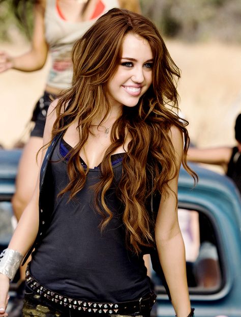 Miley Cyrus well.... it all went downhill from here.... Miley Cyrus Hair, Pinterest Hair, Hannah Montana, Hair And Beauty, Vanessa Hudgens, Long Hairstyles, Hair Envy, Hair Color Ideas, Hair Dos