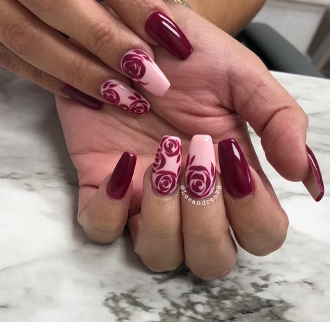 Roses nail design Nail Art Roses Flower, Red Roses Nails Design, Red Nails With Rose Design, Rose Art Nails, Rose Nail Design Flowers, Desert Rose Nails, Black Rose Nail Art, Rose Inspired Nails, Roses Nails Design