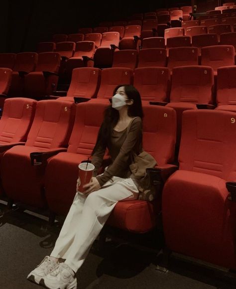 Movie Theaters Outfit, Movie Date Outfit Aesthetic, Cinema Fit Ideas, Movie Theater Pose Ideas, Outfit For Cinema With Friends, Cinema Photography Ideas, Movie Theater Aesthetic Pics, Movie Theater Instagram Pictures, Movie Theater Poses