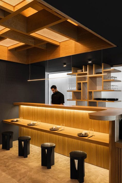 Small Japanese Restaurant Design, Sushi Shop Design, Modern Asian Restaurant Design, Japan Cafe Interior, Restaurant Plan Design, Restaurant Counter Design, Restaurant Interior Design Modern, Sushi Store, Sushi Bar Design