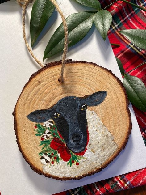 Christmas Sheep Painting, Wooden Circle Ornaments, Yule 2024, Christmas Decorations Drawings, Christmas Tree Festival, Ornaments Painted, Christmas Sheep, Christmas Craft Show, Christmas Tree Art