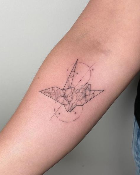 Paper Crane Tattoo Design, Fine Line Paper Crane Tattoo, Origami Paper Crane Tattoo, Paper Crane Tattoos, Fine Line Crane Tattoo, Japanese Fine Line Tattoo, Crane Tattoo Japanese, Origami Crane Tattoo, Paper Crane Tattoo