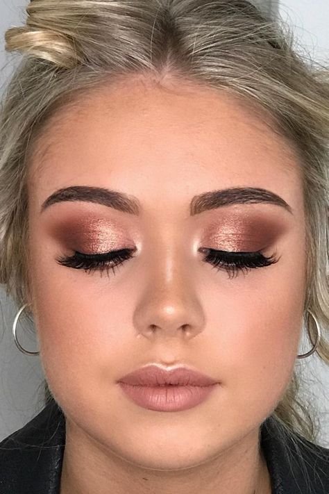 Formal Rose Gold Makeup Rose Gold Hoco Makeup, Makeup With Rose Gold Dress, Make Up For Rose Gold Outfit, Makeup For Rose Gold Dress, Rosegold Eyemakeup, Gold And Pink Makeup, Year 12 Formal, Rose Gold Makeup Looks, Maquillage Goth