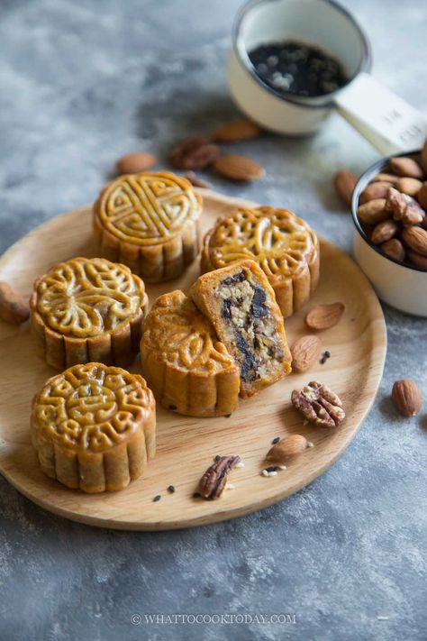 Easy Mixed Nuts and Fruits Mooncake (Wu Ren Yue Bing) Chestnut Mooncake, Mooncake Filling Recipe, Traditional Mooncake Recipe, Mooncake Filling, Mooncakes Recipe, Easy Mooncake Recipe, Chinese Dessert Recipes, Chinese Moon Cake, Mooncake