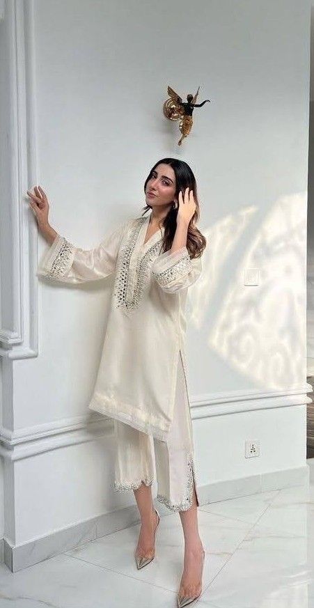 Pakistani Kurta Set, Indian Short Kurti, Modern Kurti, Winter Outfits Dinner, Outfit Ideas For School Fall, Hair Color Short Hair, Indian Outfits Modern, Trendy Outfits Indian, Pakistani Formal Dresses