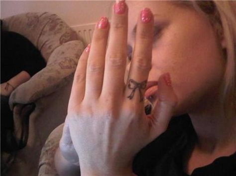 bow finger!!!! Bow Around Finger Tattoo, Finger Ribbon Tattoo, Coquette Finger Tattoos, Bow On Finger Tattoo, Finger Bow Tattoo, Bow Finger Tattoo, Bow Finger Tattoos, Tattoo Lace, Stitch Tattoo