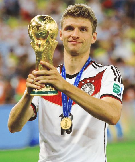 Muller of Germany celebrates with the World Cup trophy after defeating Argentina 1-0 in extra time during the 2014 FIFA World Cup Brazil Final match between Germany and Argentina at Maracana on July 13, 2014 in Rio de Janeiro, Brazil. Thomas Muller World Cup 2014, Thomas Muller Pfp, Thomas Muller Wallpapers, Muller Bayern, Muller Germany, Germany National Football Team, Thomas Muller, World Cup Trophy, Thomas Müller